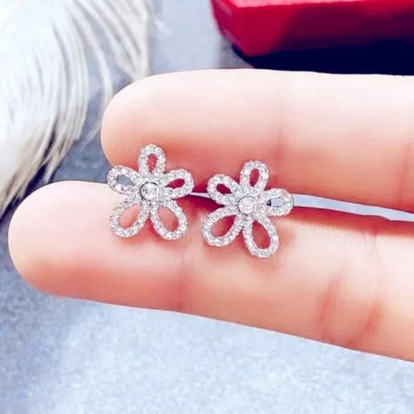 New 925 Silver Diamond Flower Studs - Picture 1 of 5